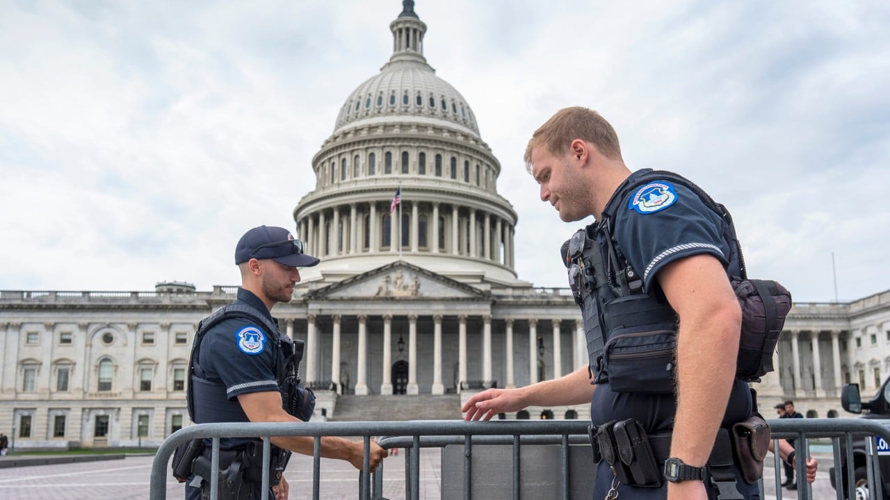 Trump zagrozil z množičnimi odpustitvami v primeru ustavitve vlade.