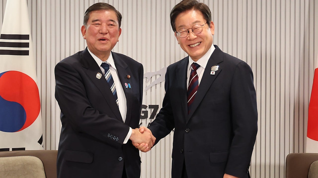 Japan’s outgoing PM visits South Korea, seeking to cement ties before exit