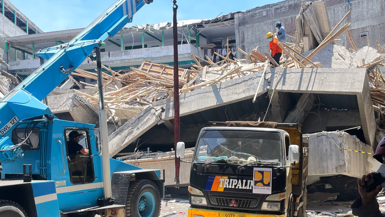‘No more signs of life’ 3 days after Indonesian school collapsed, rescuers say