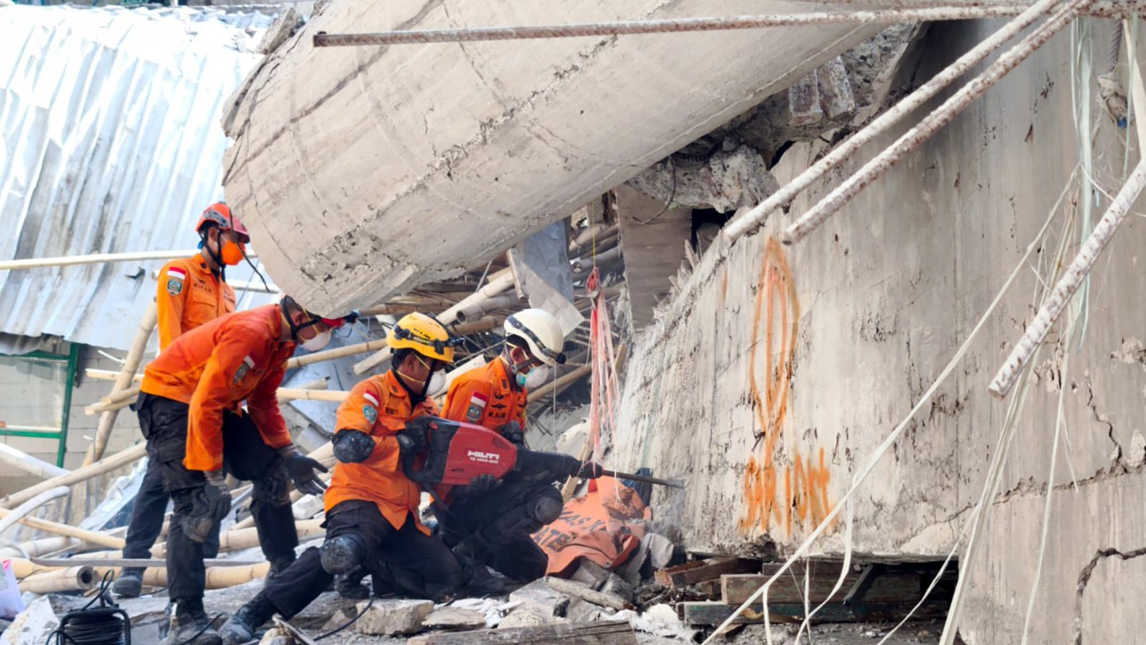 Indonesia school collapse death toll rises to 10