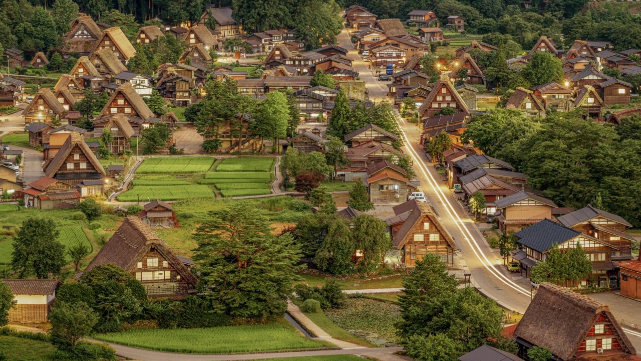 Španskega turista napadel medvedek v japonski vasici Shirakawa