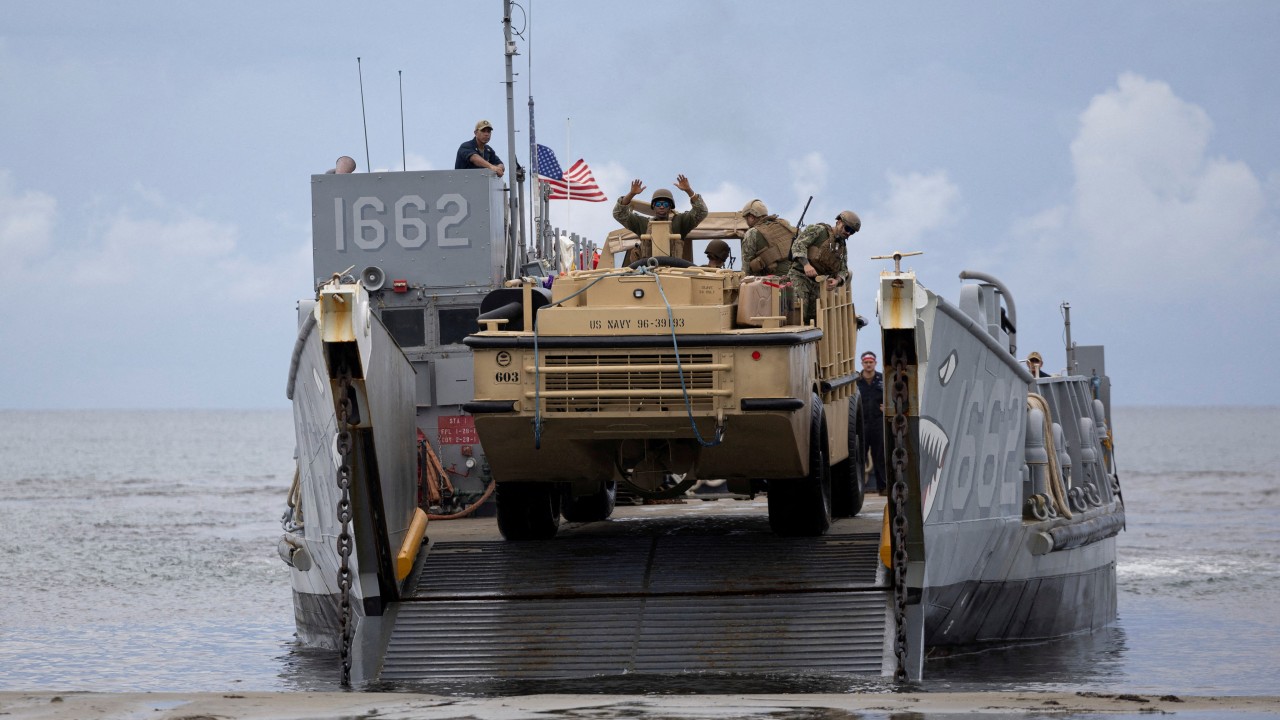 ZDA ohranjajo trdno stališče proti vladi Madura in izvajajo vojaške operacije v Karibih, Maduro pa krepi vojaško prisotnost v državi