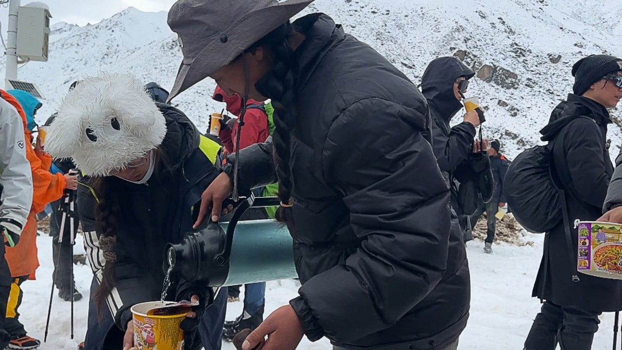 800 more trekkers and aides rescued after being stranded by Everest blizzard