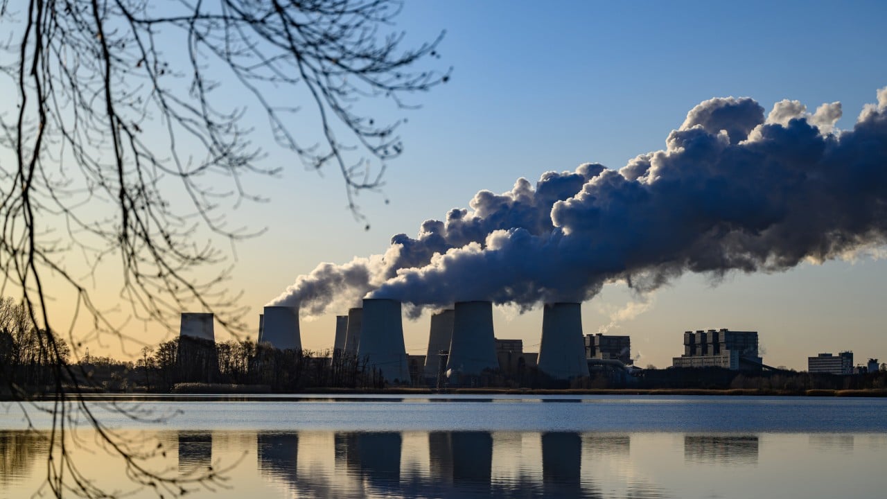 Rekorden skok ravni CO2 pospešuje globalno segrevanje, opozarja OZN