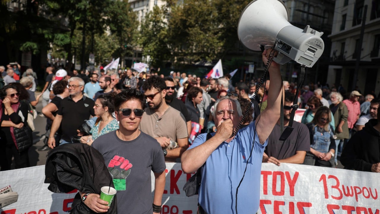 Grški parlament sprejel zakon o podaljšanju delovnega časa kljub protestom