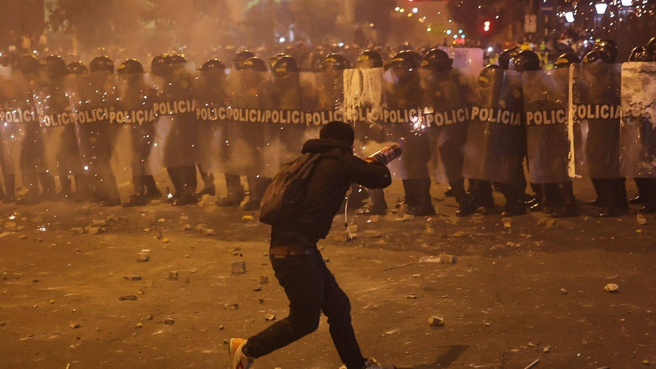 Protesti v Peruju se nadaljujejo, predsednik Jerí zavrača odstop