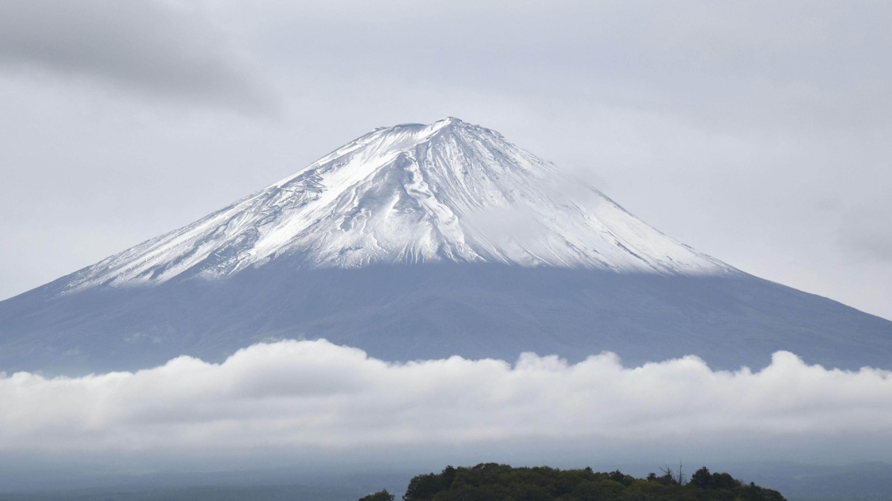 Gora Fuji prvič letos prekrita s snegom, 21 dni kasneje kot običajno
