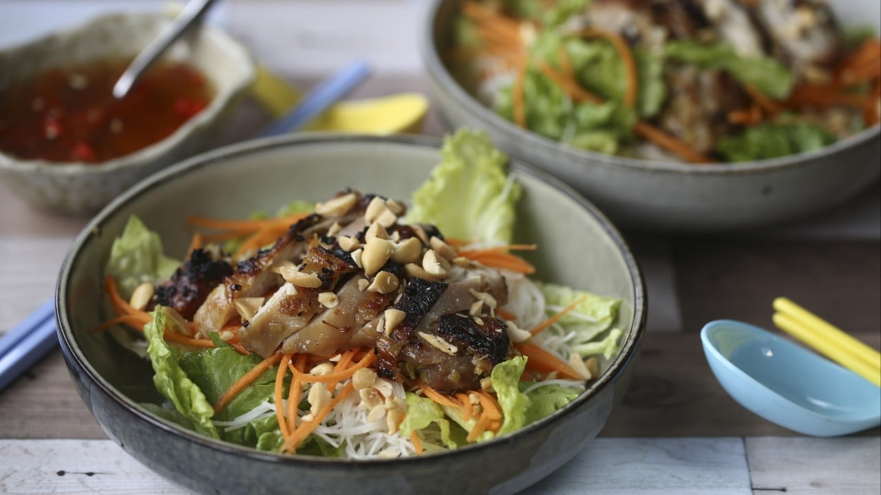 How to make Vietnamese rice noodles with lemongrass chicken