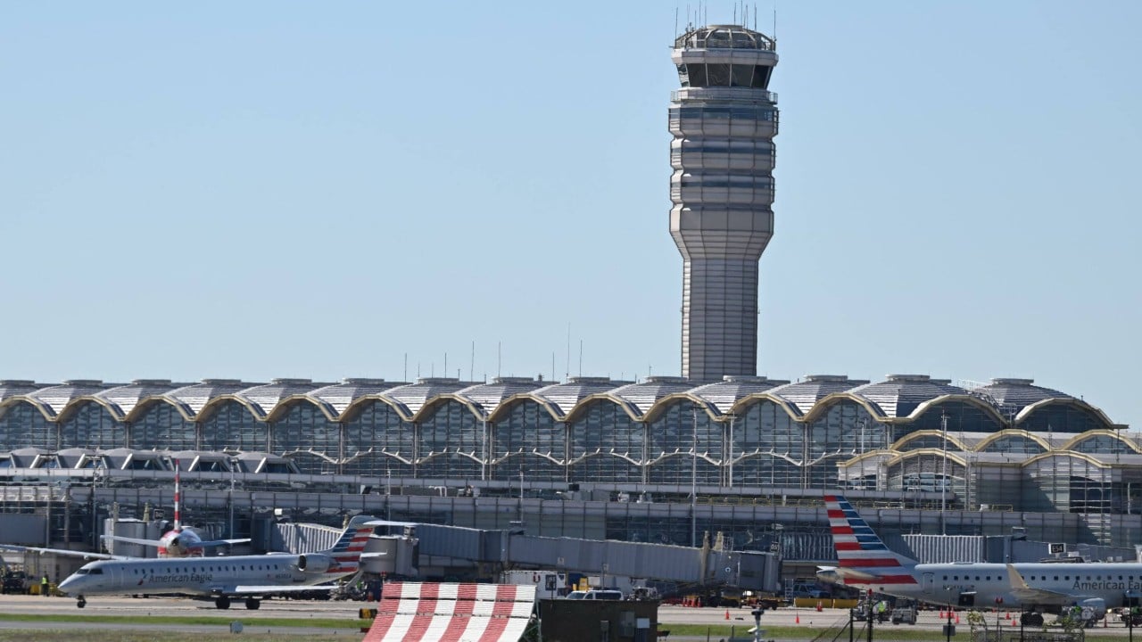 Continuing government shutdown sparks flight delay warnings, food stamp pause