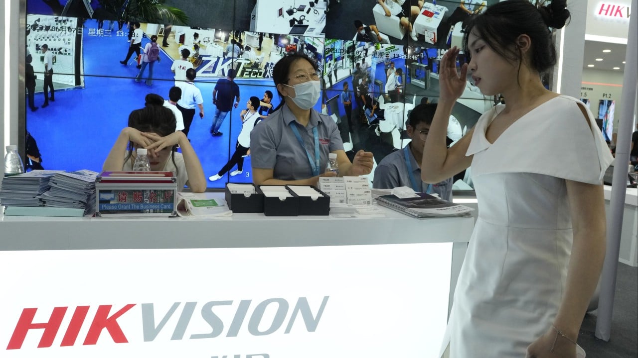 US bans new Chinese telecoms gear, citing national security risks