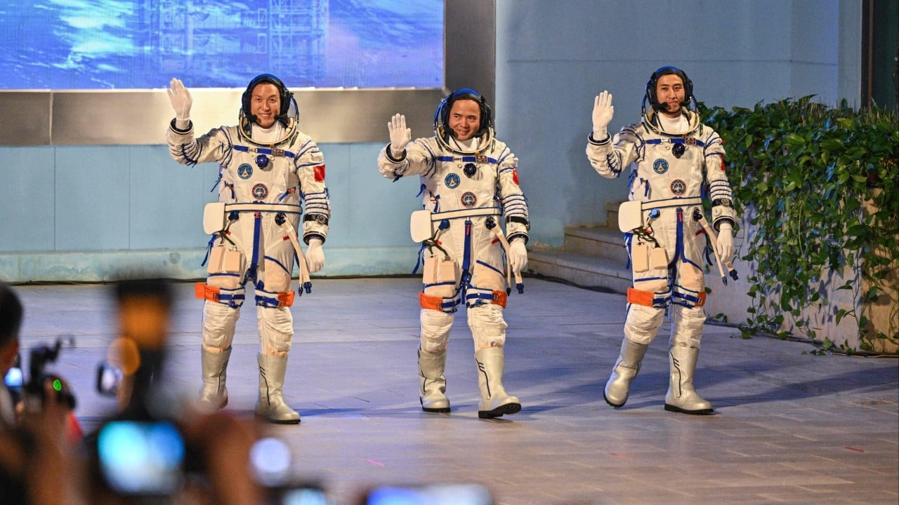 Kitajska poslala v vesolje najmlajšega astronavta in miši.