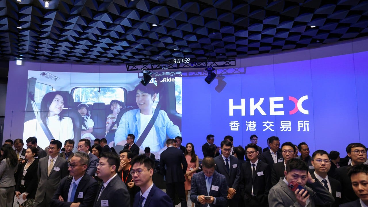 Hong Kong stocks slump on weak China exports, soft US jobs market