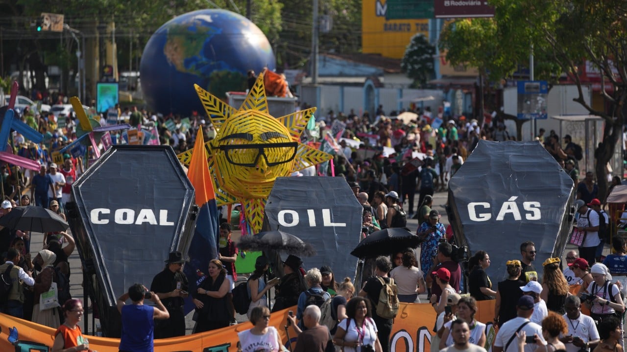 Podnebni protestniki množično protestirali na COP30 v Braziliji
