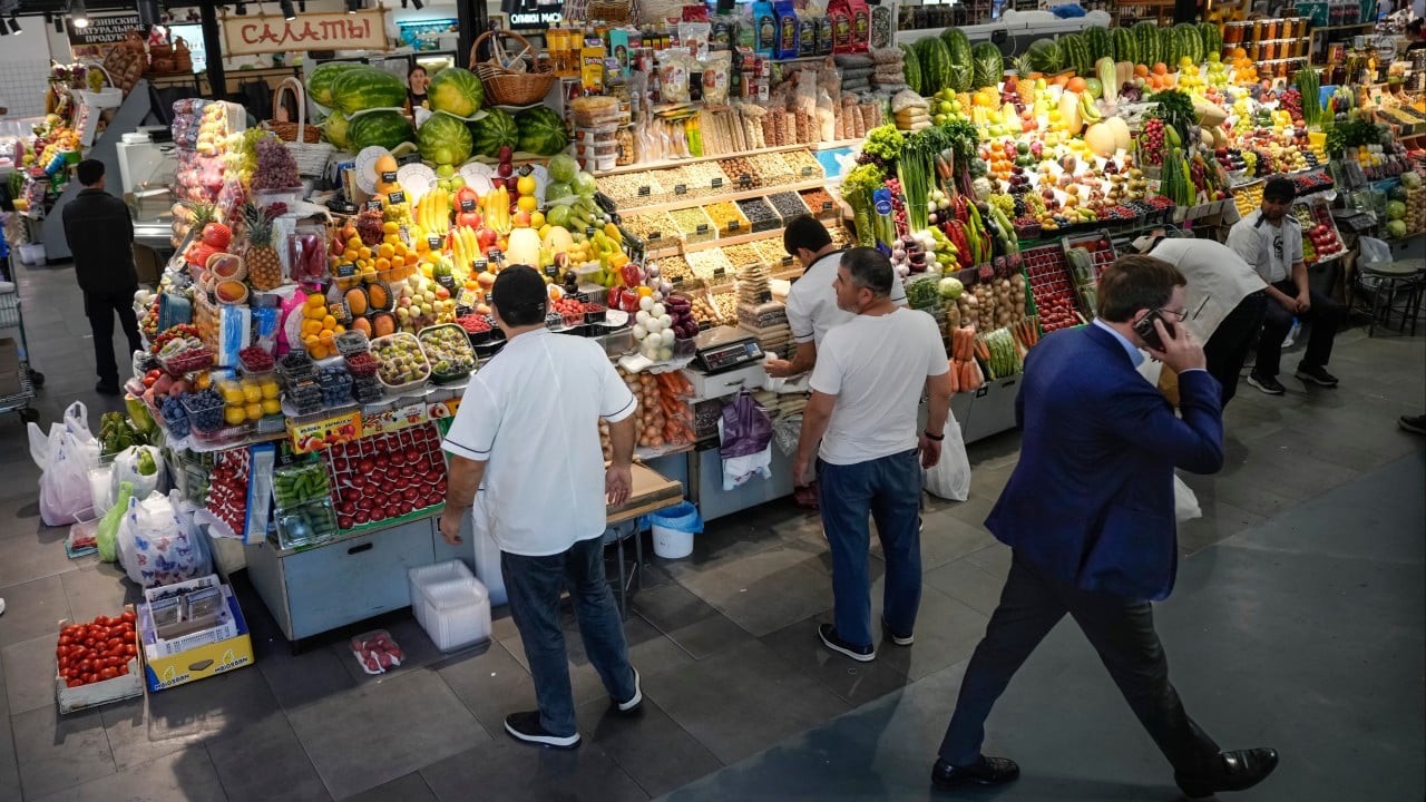 Rusko gospodarstvo se ohlaja, Kremelj išče nove vire prihodkov pri potrošnikih