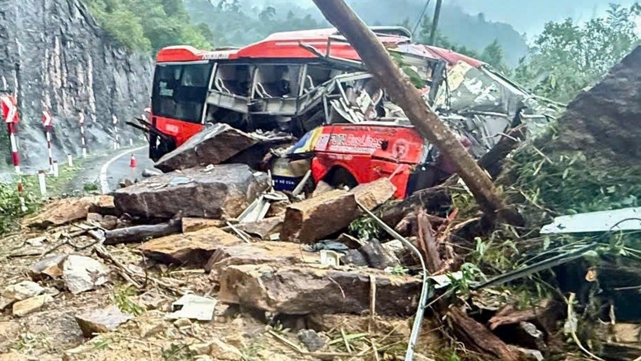 6 dead as landslide buries bus on Vietnam’s scenic Khanh Le pass