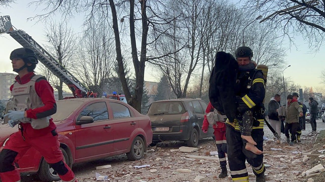 V ruskih napadih po Ukrajini umrlo več ljudi, Moskva obtožuje Ukrajino