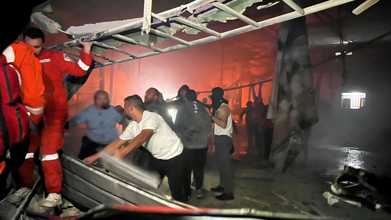 Izraelski napad na palestinsko begunsko taborišče v Libanonu zahteval najmanj 13 življenj.