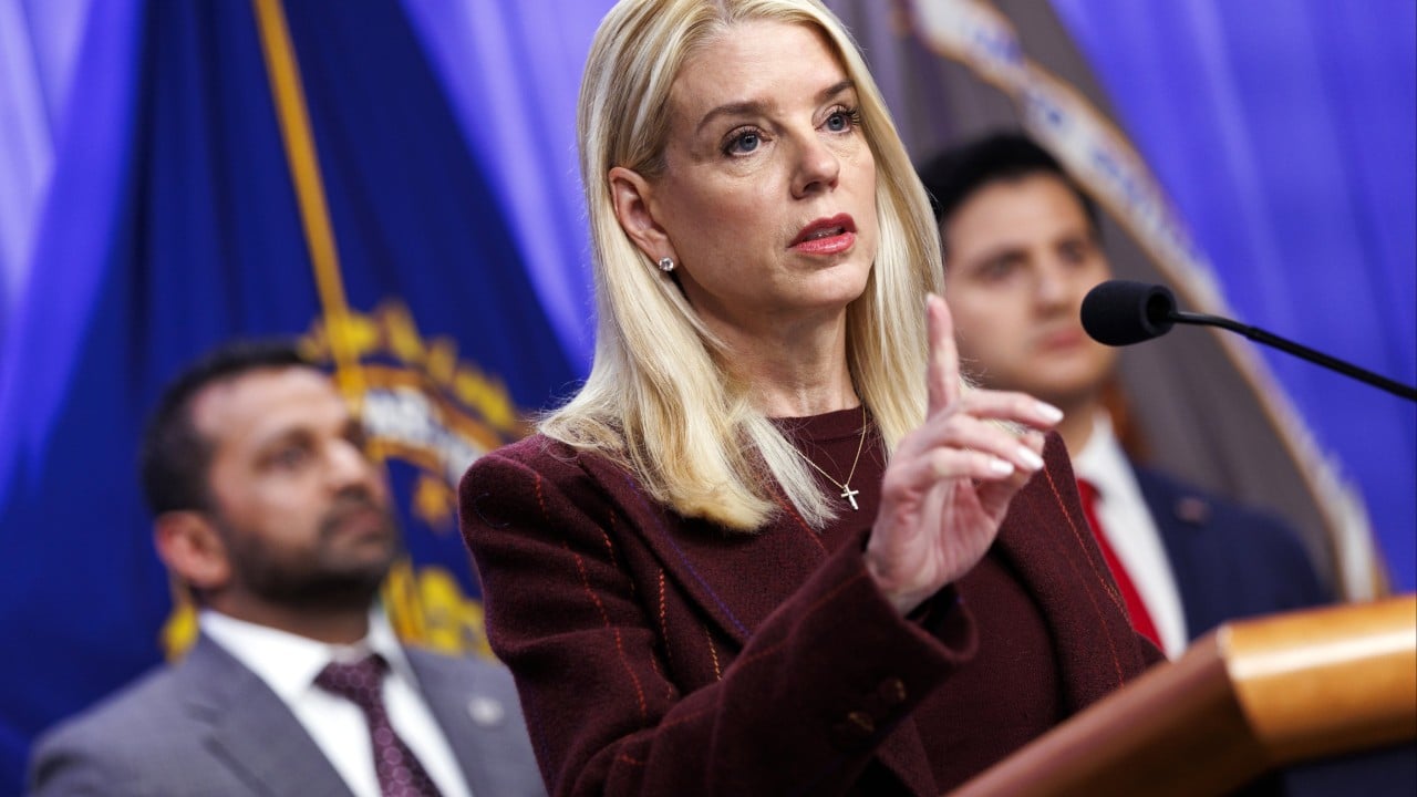 Trump bo podpisal zakon o objavi dosjejev Epsteina, Ministrstvo za pravosodje obljublja upoštevanje zakona