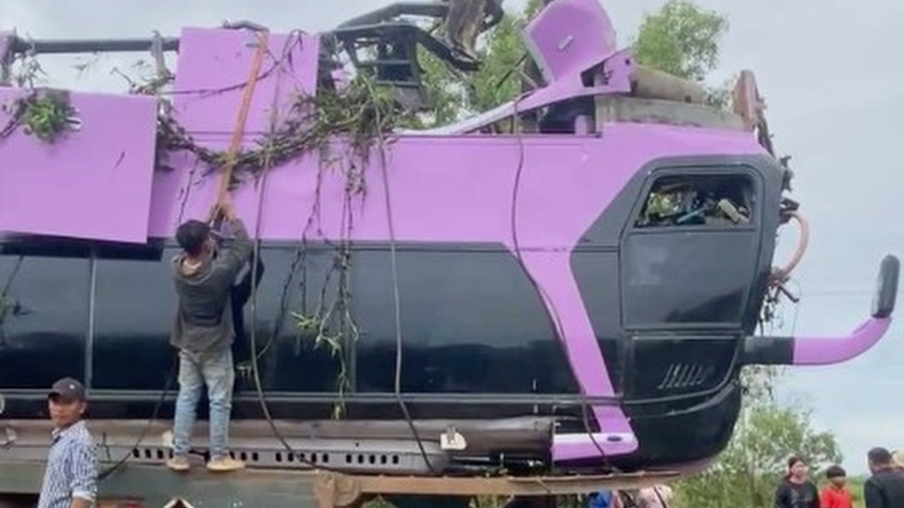 V Kambodži avtobus zletel z mostu v reko, umrlo 13 ljudi