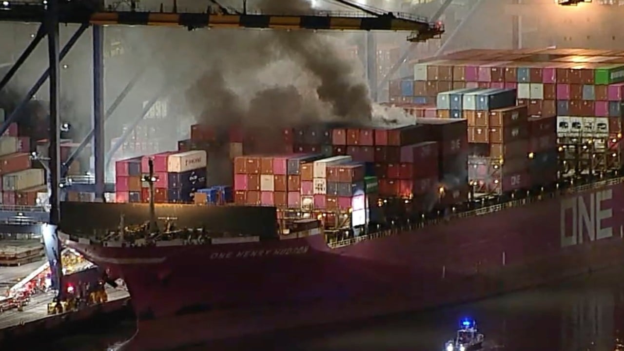 Požar na tovorni ladji v Los Angelesu povzročil resno nevarnost in zahteval evakuacijo posadke
