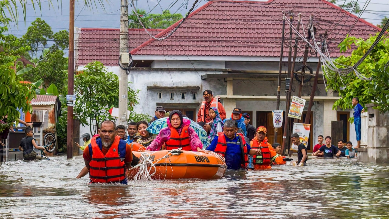 Zaradi zemeljskih plazov in poplav na Sumatri v Indoneziji umrlo najmanj 10 ljudi