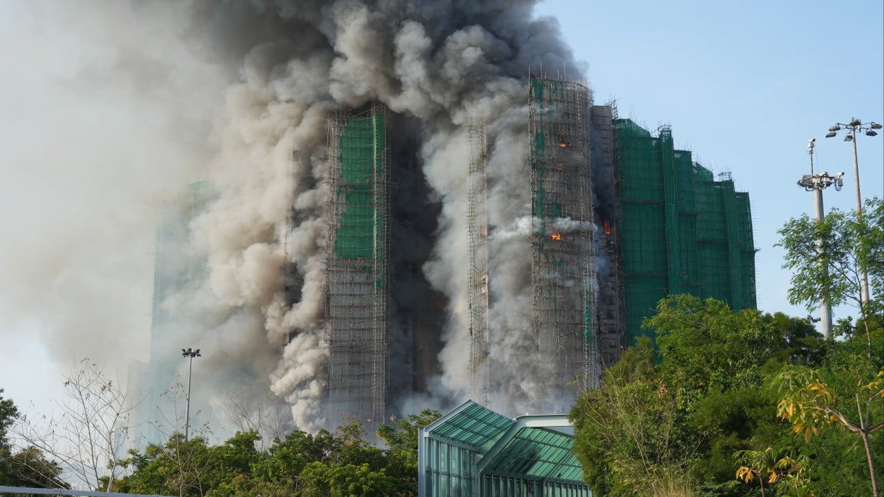 Požar v Hong Kongu zahteval štiri življenja, več ljudi ujetih
