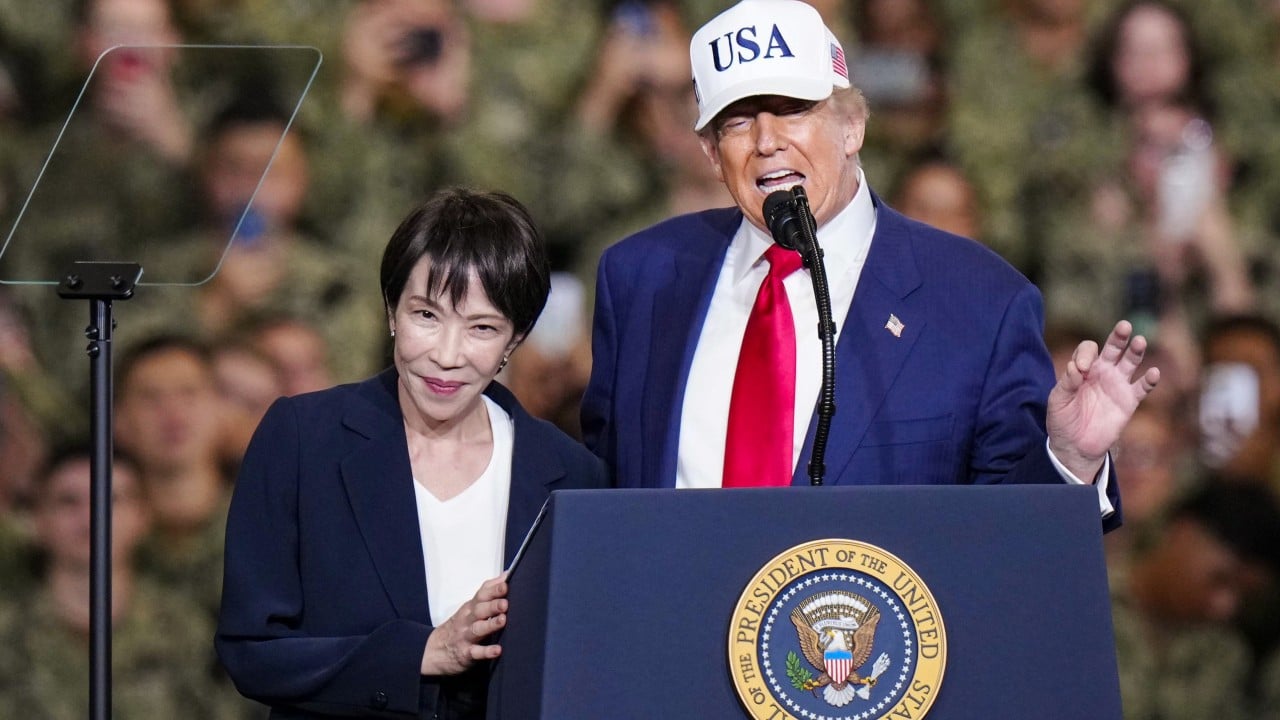 Trump pozval japonsko premierko k izogibanju nadaljnji zaostritvi spora s Kitajsko