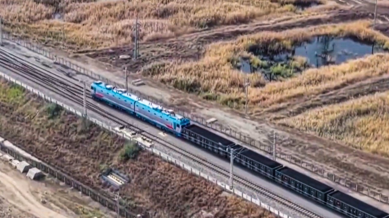 Kitajska preizkusila brezžični železniški konvoj, ki lahko prevaža tovor, enak trem Eifflovim stolpom