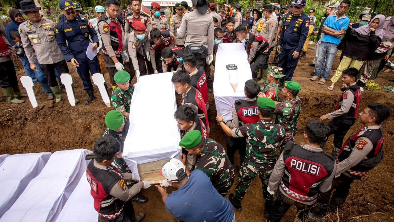 Indonesia flood death toll passes 1,000, over 200 still missing
