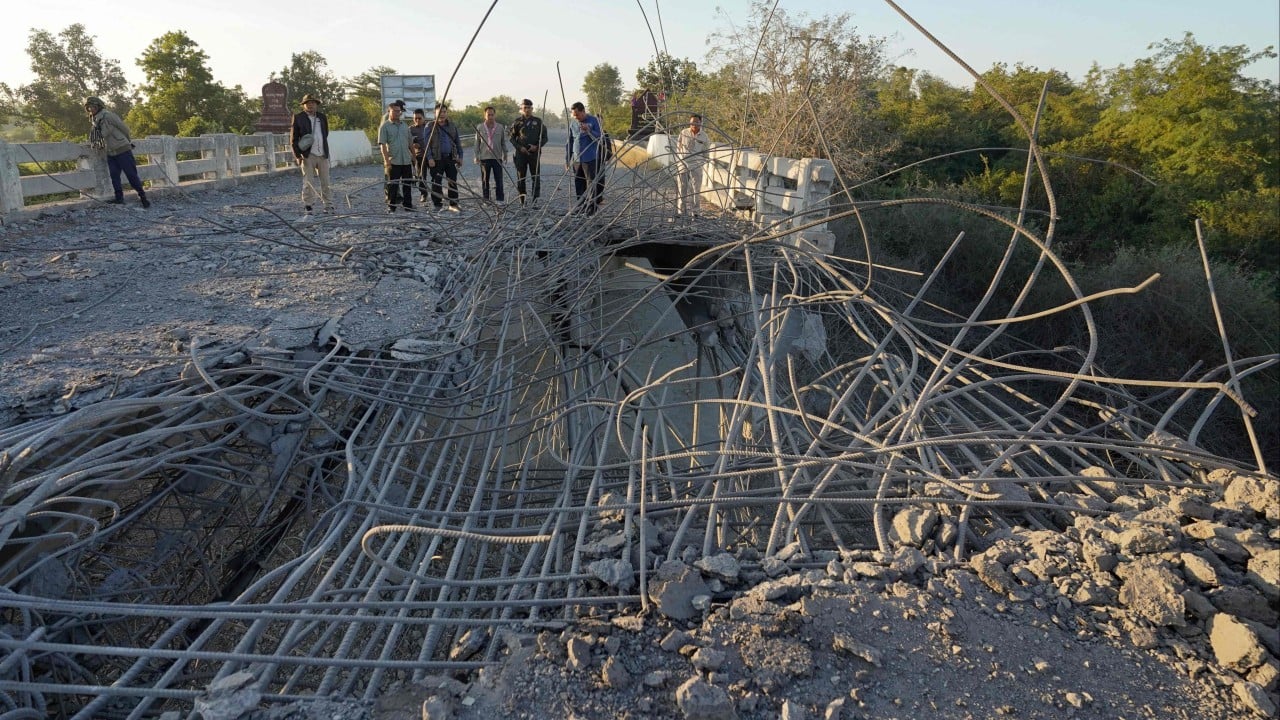 Spopadi na tajski meji v Kambodži razselili več kot pol milijona ljudi