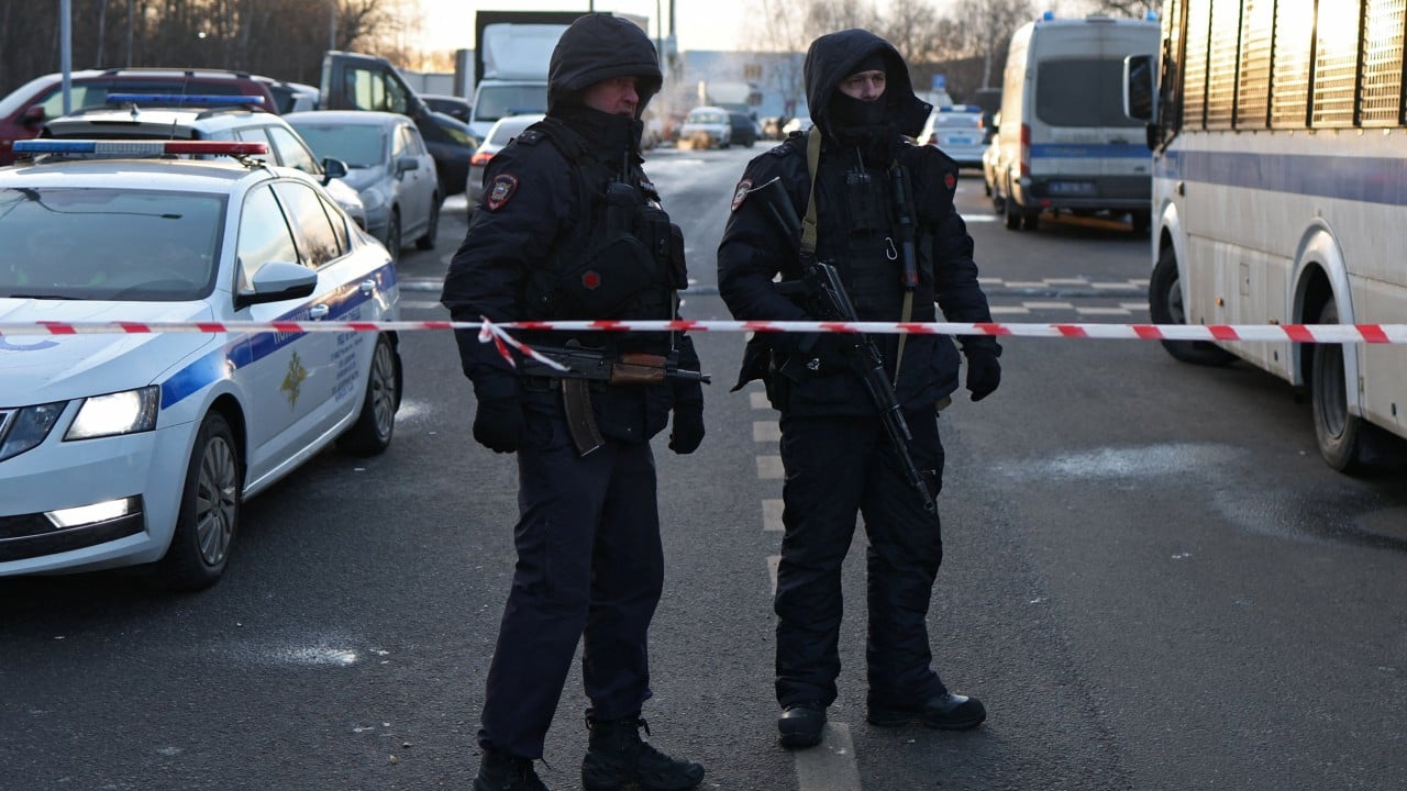 Moscow blast kills 2 police near site of Russian general’s car bombing