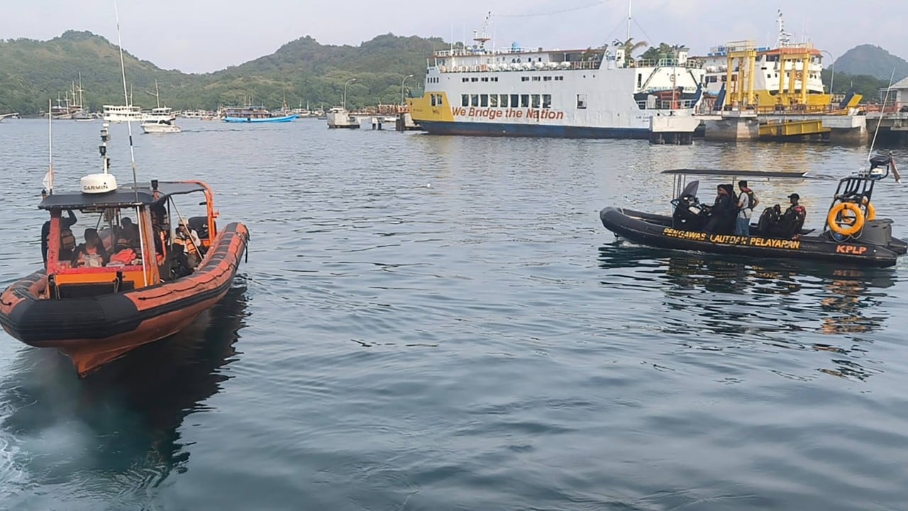 Indonesian rescuers search for Spanish family of 4 after tourist boat sinks
