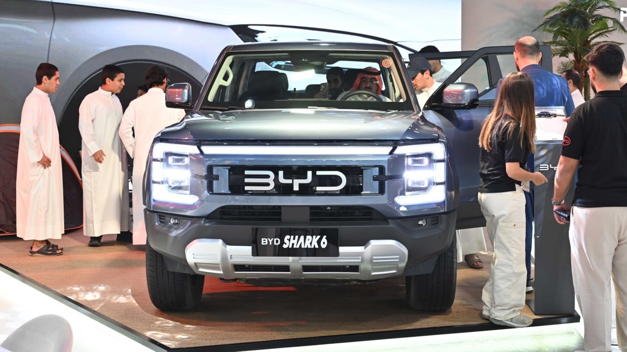 Teslina prodaja upadla, BYD ohranil vodilni položaj in se pripravlja na leto 2026