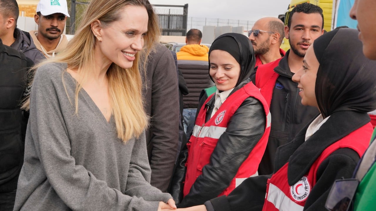 Angelina Jolie obiskala mejni prehod Rafa in pozvala k povečanju pomoči za Gazo