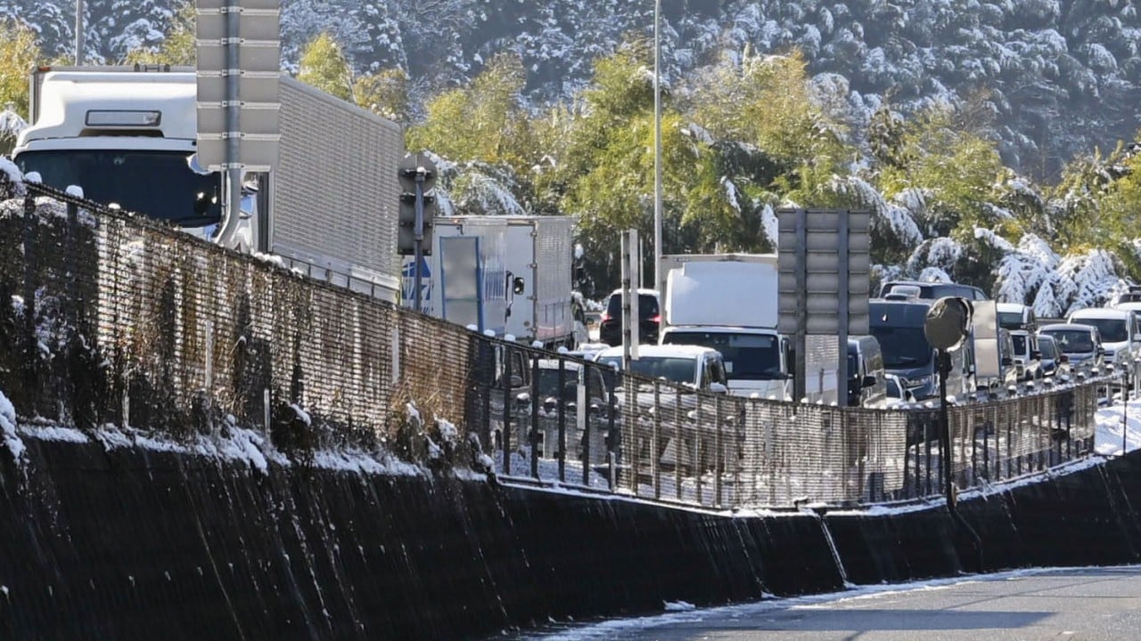 Japan snowstorm traps 3,000 vehicles in 23km traffic jam on highway over New Year插图 Japan snowstorm traps 3,000 vehicles in 23km traffic jam on highway over New Year插图