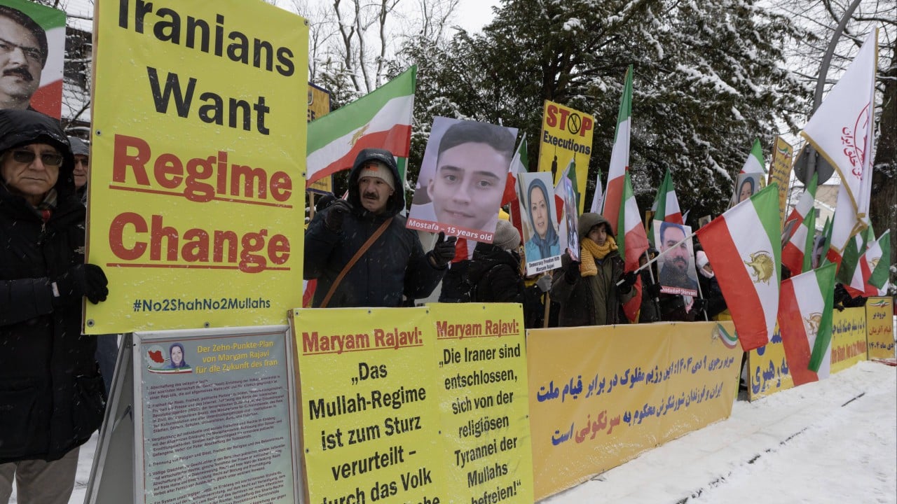 V nasilnih protestih v Iranu umrlo najmanj 16 ljudi