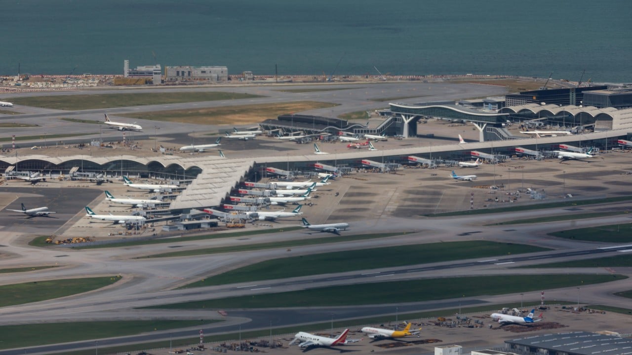 1 woman, 2 teens arrested at Hong Kong airport for carrying suspected weapons插图