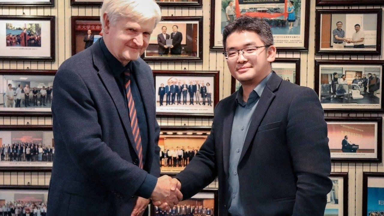 China offers full-time job to top European immunologist Andrew Macpherson