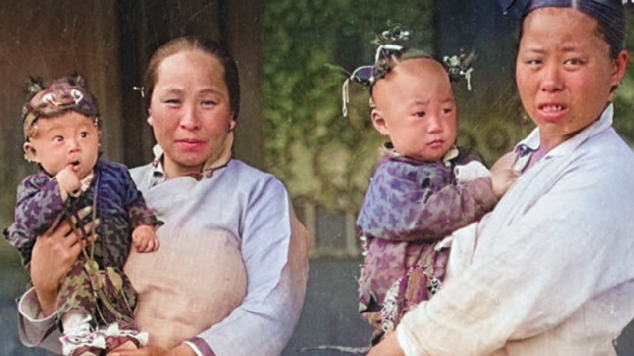 China Manchu ethnic group childbirth tradition hangs bow and arrow for boys, red strip for girls