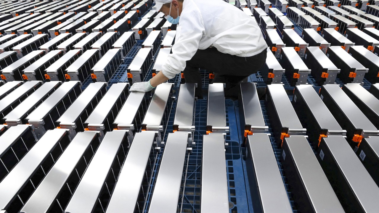 CO2 + H2O = cleaner recycling of dead lithium batteries?
