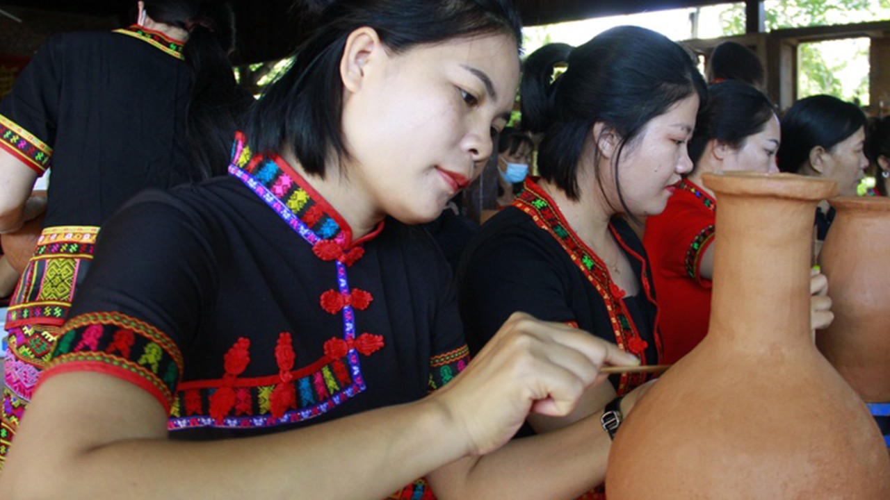 Why China Li ethnic group’s 6,000-year pottery tradition passed down exclusively to women