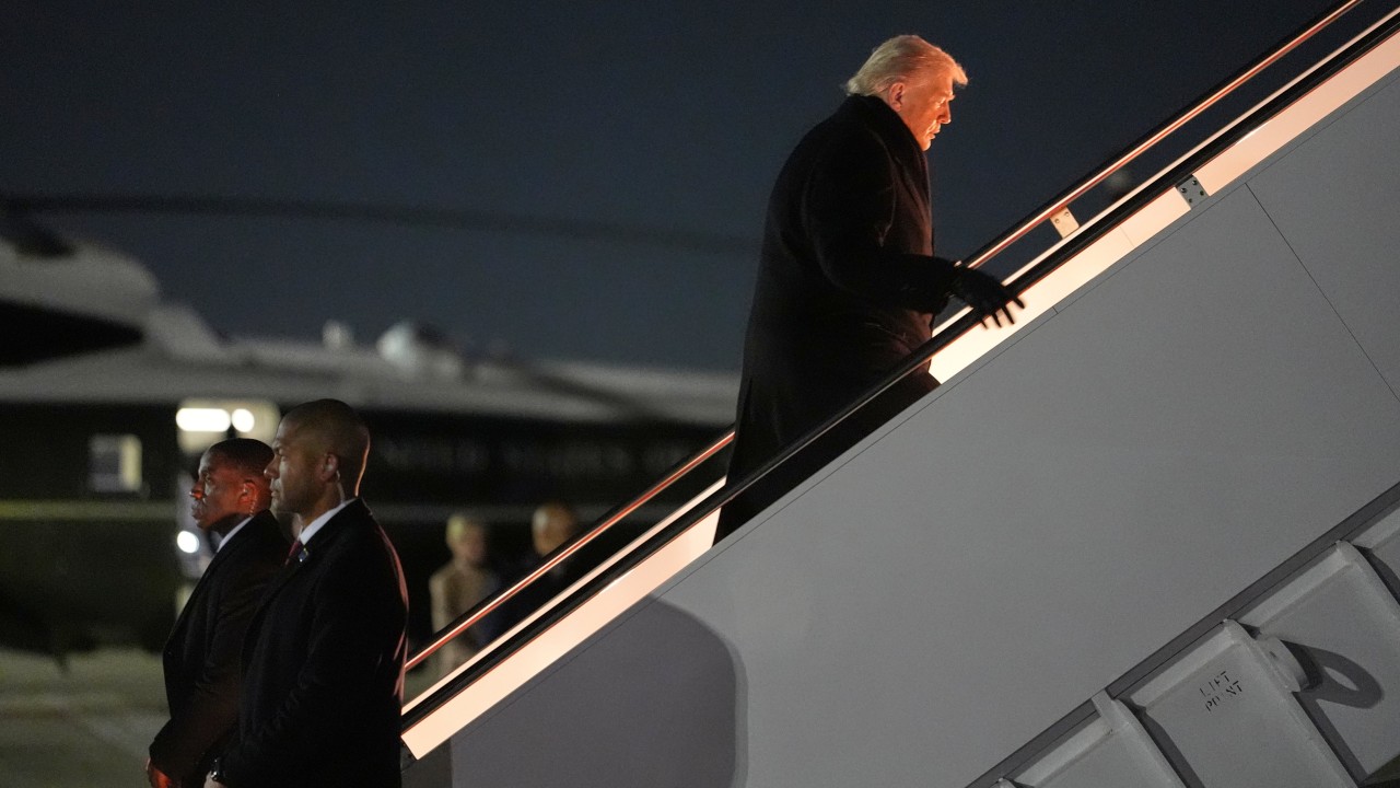 Davos-bound Air Force One turns around due to electrical issue