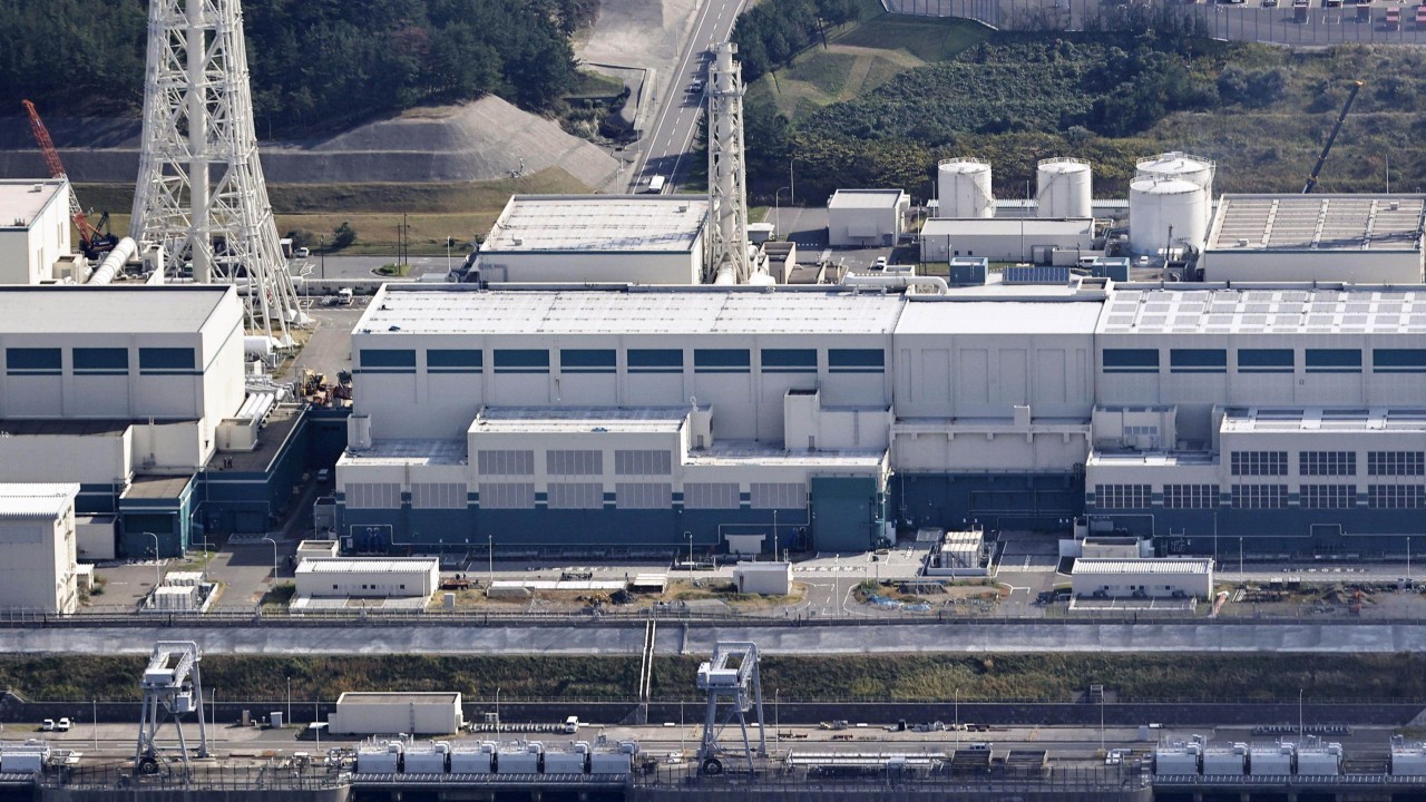 Japan suspends restart of worldâs largest nuclear plant hours after it began
