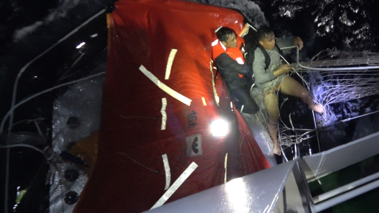 Chinese coastguard rescues Filipino sailors near Scarborough Shoal