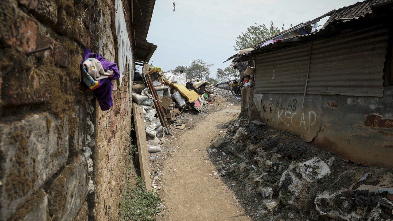 7 killed, 82 missing in Indonesian landslide west of Bandung, Java