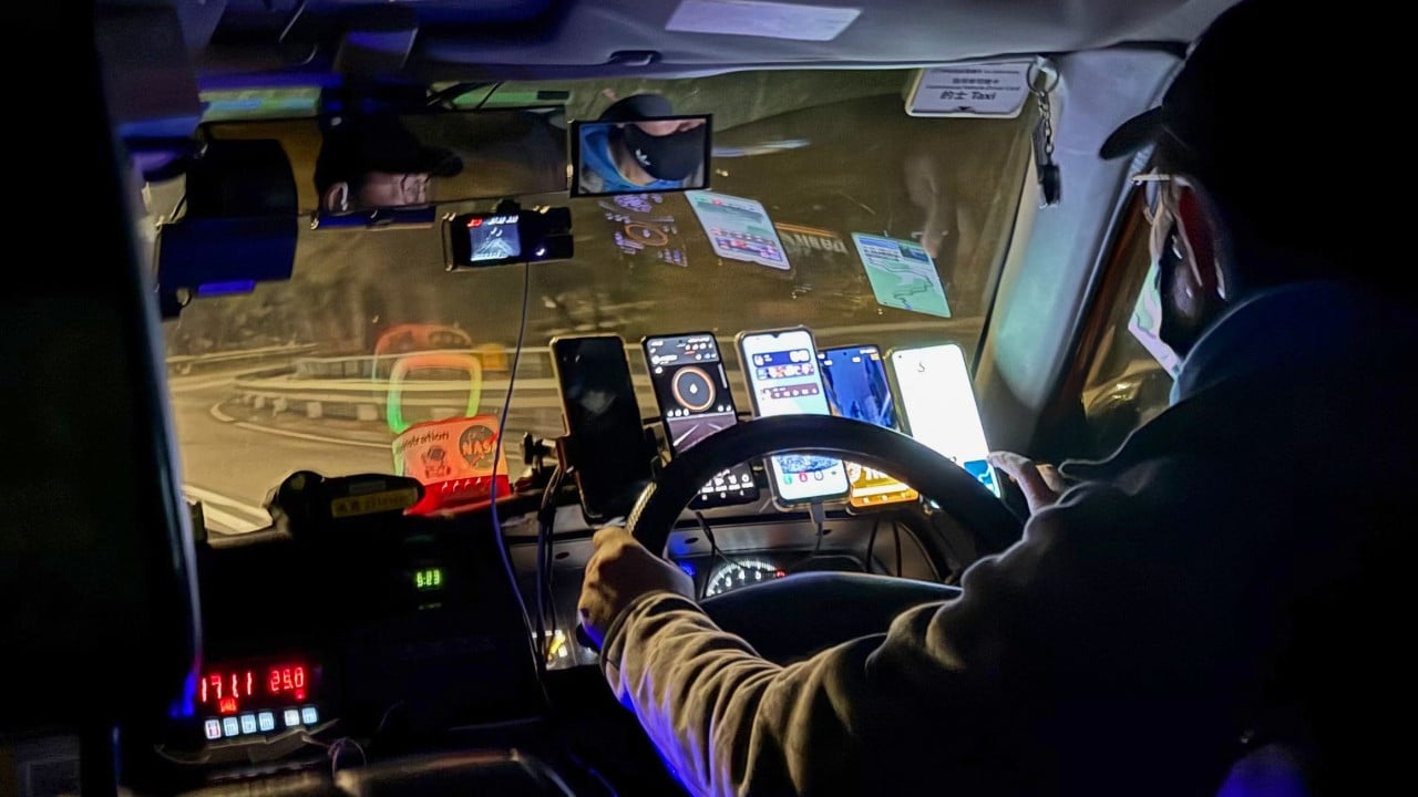 Hong Kong taxi drivers criticised for bypassing mobile device restrictions