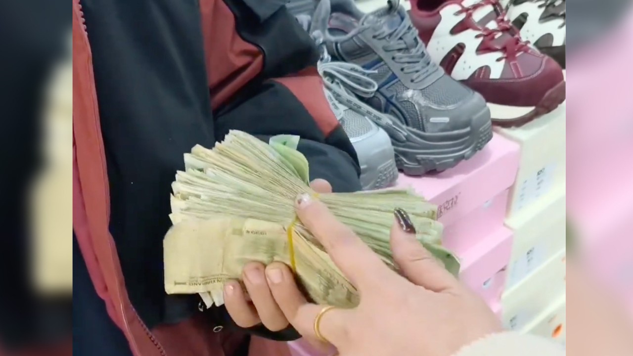 Chinese boy saves US$28 for 6 months to buy mum birthday gift, touches shop owner