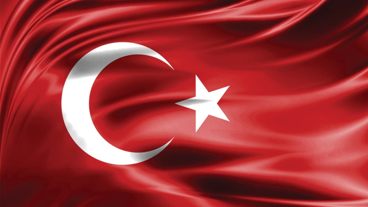 イスタンブールのゴミ箱で発見された女性の首を切られた遺体に怒り