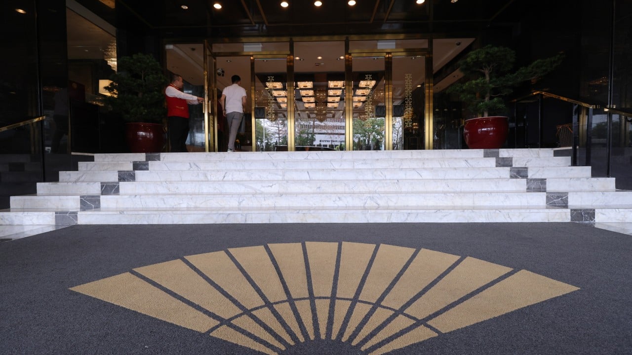 8 people fall ill after eating seafood at Hong Kong’s Mandarin Oriental hotel