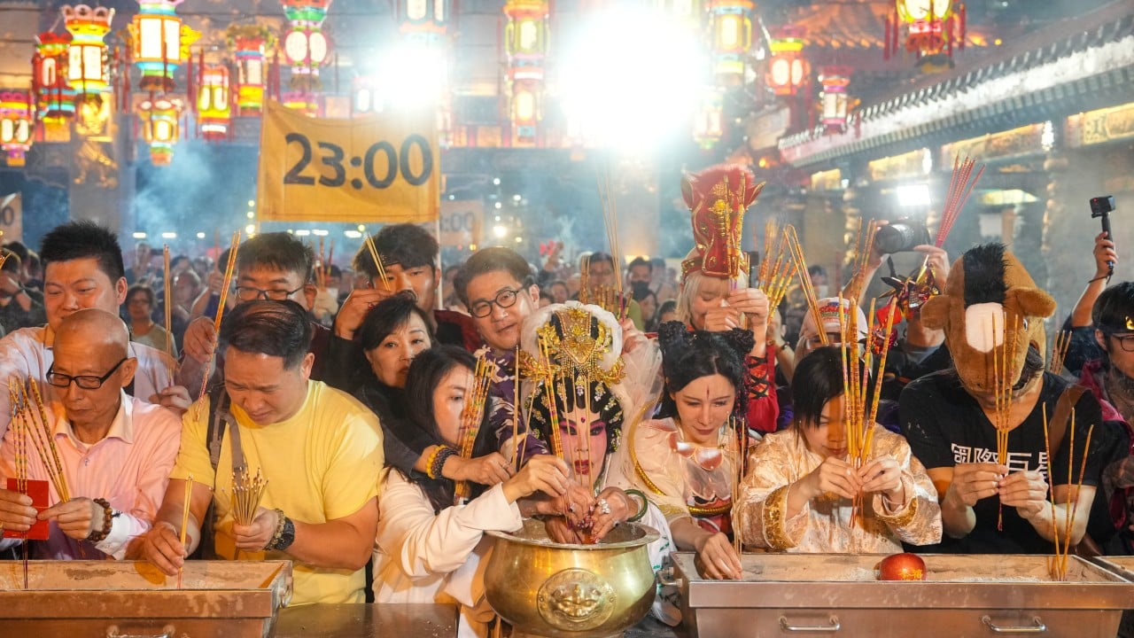 Thousands flock to Hong Kong temple for Lunar New Year incense stick ritual